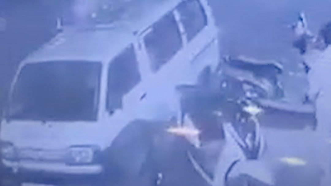 लखनऊ में लुटेरे ने 3 लोगों को रौंदा, देखें VIDEO