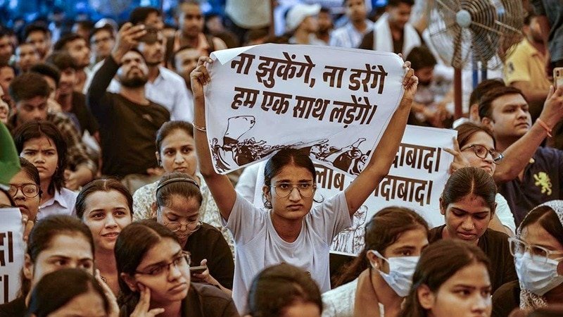 SSC Protest Delhi: दिल्ली के रामलीला मैदान में SSC छात्रों का प्रोटेस्ट, हिरासत में लिए गए 40 प्रदर्शनकारी, देखें Photos