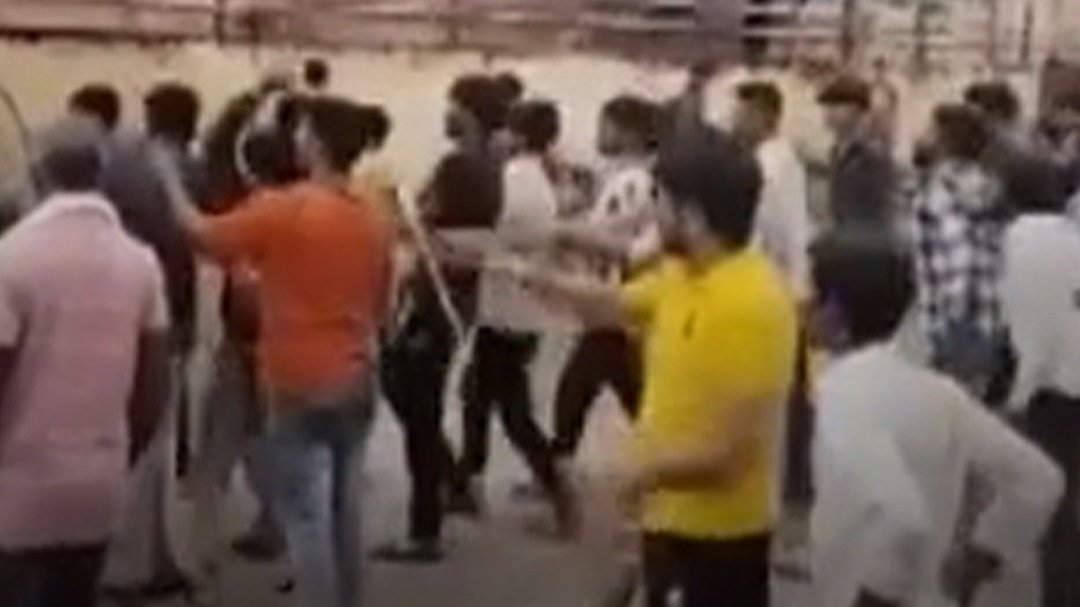 श्रद्धालुओं और दुकानदारों में मारपीट, VIDEO