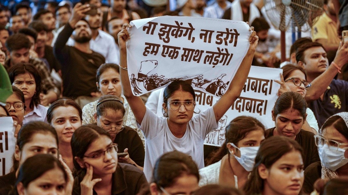 परीक्षा केंद्र पर 15 मिनट पहले SSC का पेपर डाउनलोड किया जाता है. (Photo: PTI)