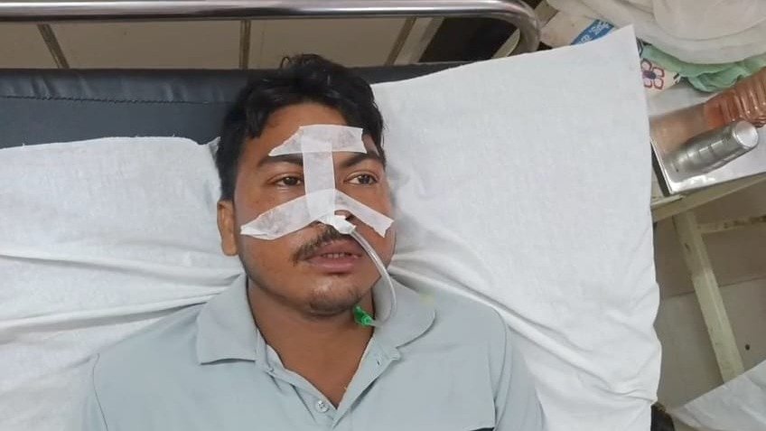 पत्नी के हाथ का पानी पीने के बाद अस्पताल पहुंचा पति (Photo: ITG)