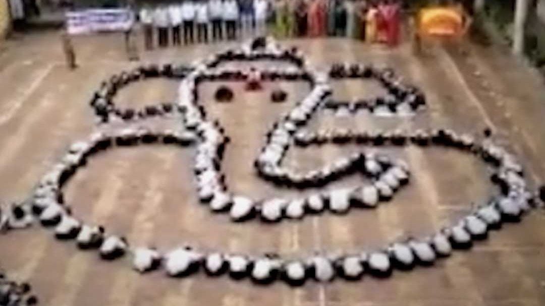 सतारा में छात्रों ने बनाई गणपति की विशाल आकृति