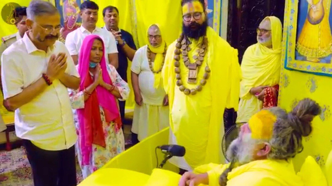 पूर्व DGP प्रशांत कुमार ने की प्रेमानंद महाराज से मुलाकात (Photo: Screengrab)