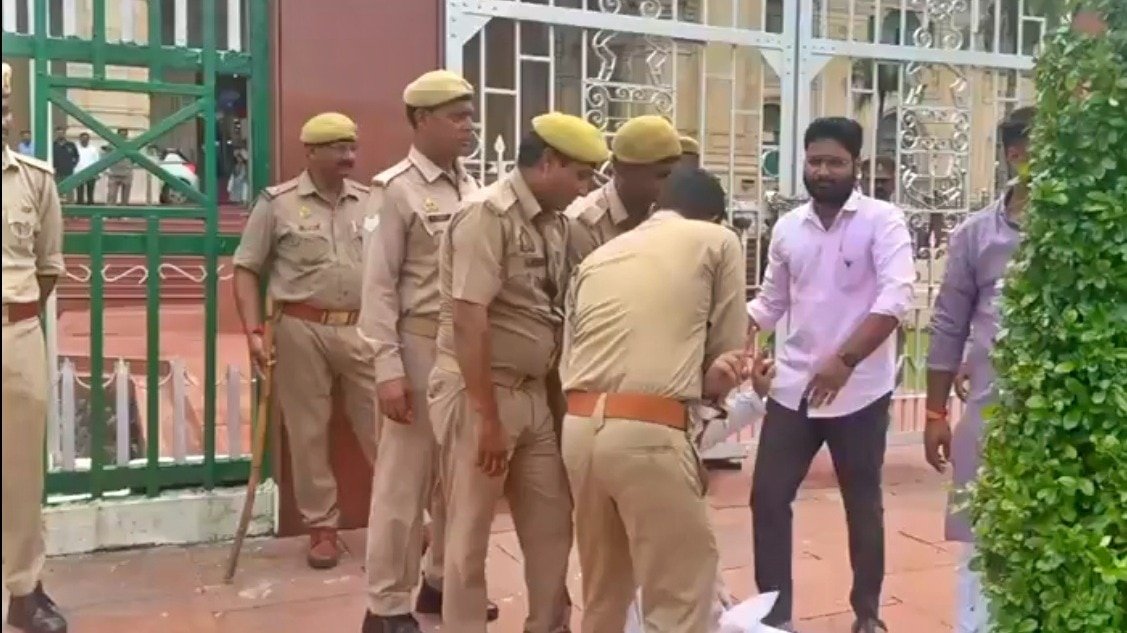यूपी विधानसभा के गेट से ABVP के लोगों को हटाती हुई पुलिस (Photo: Screengrab)