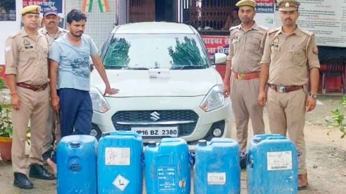 बांदा पुलिस की गिरफ्त में आरोपी.(Photo:ITG)