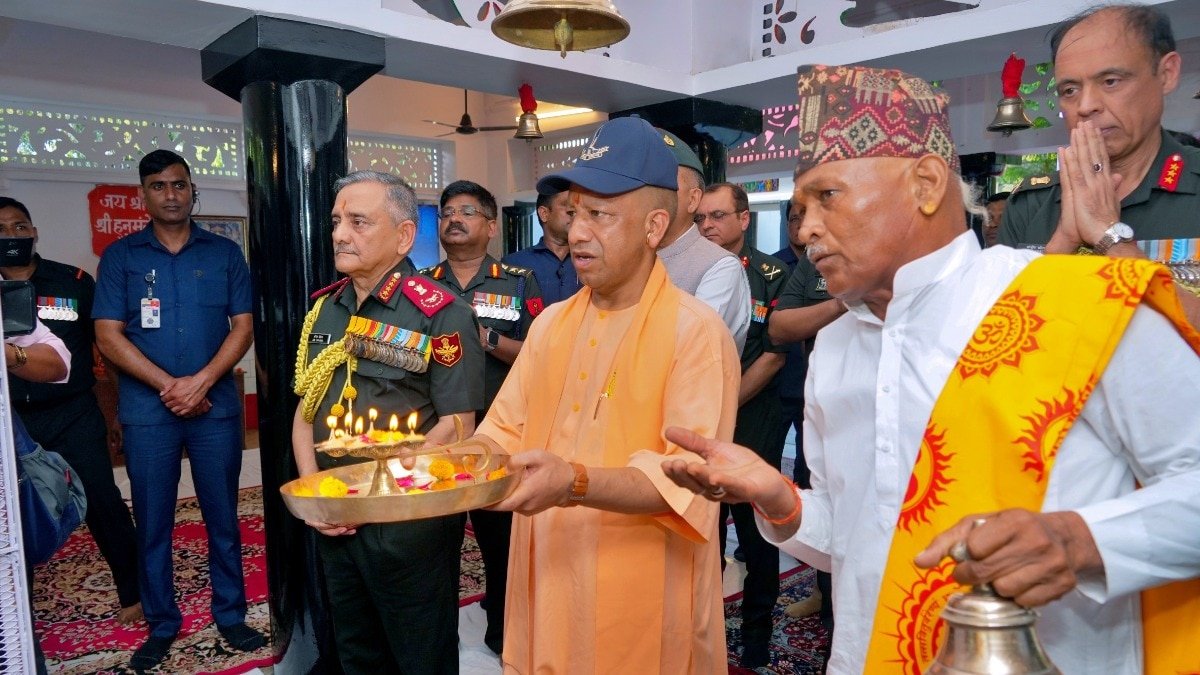 गोरखपुर में सीडीएस संग सीएम योगी (Photo: x/@myogiadityanath)