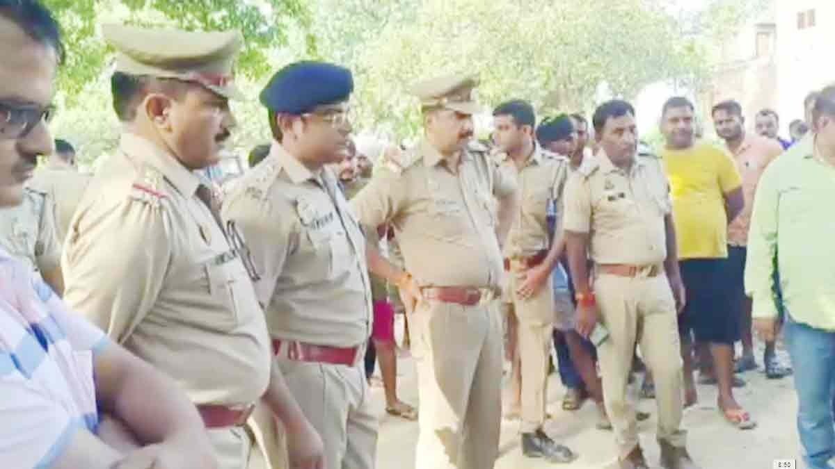 दलित युवक की हत्या की जांच करती पुलिस (Photo: Screengrab)