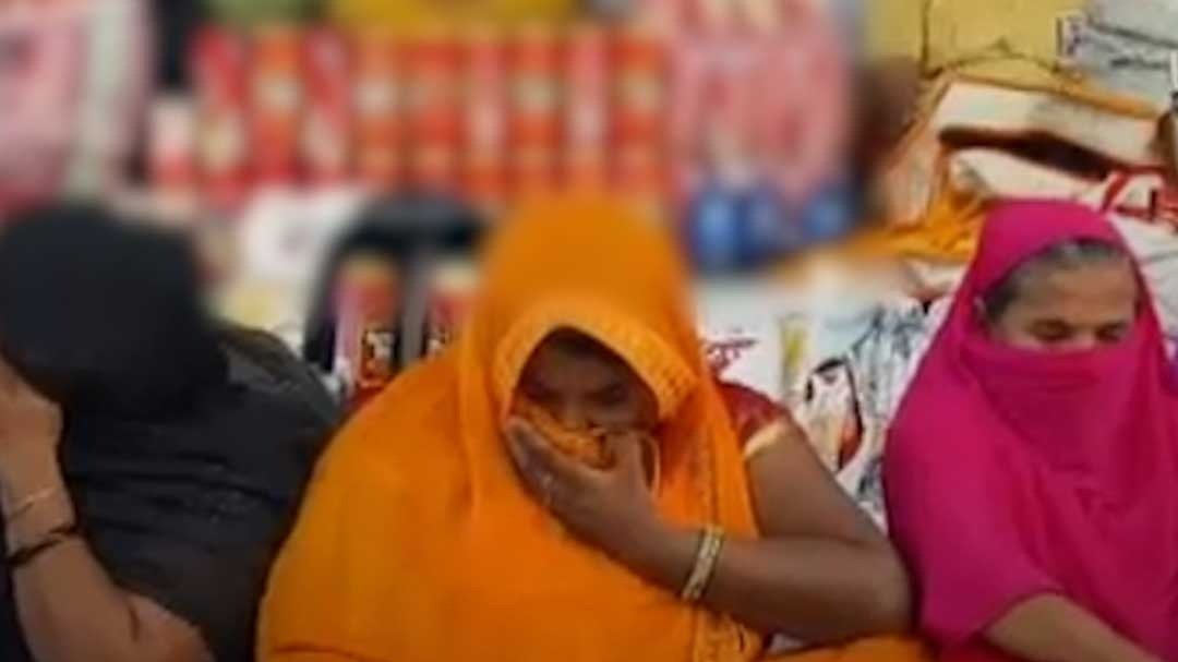 बिहार में शराब की तस्करी करती पकड़ी गईं महिलाएं