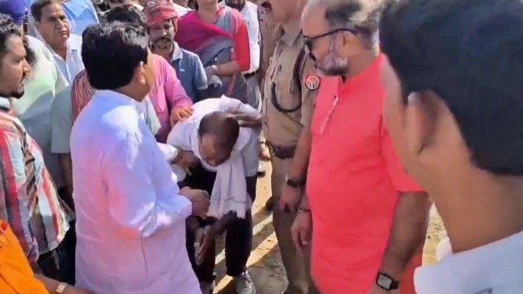 बिजनौर में मंत्री के सामने गुहार लगाते ग्रामीण (Photo: Screengrab)