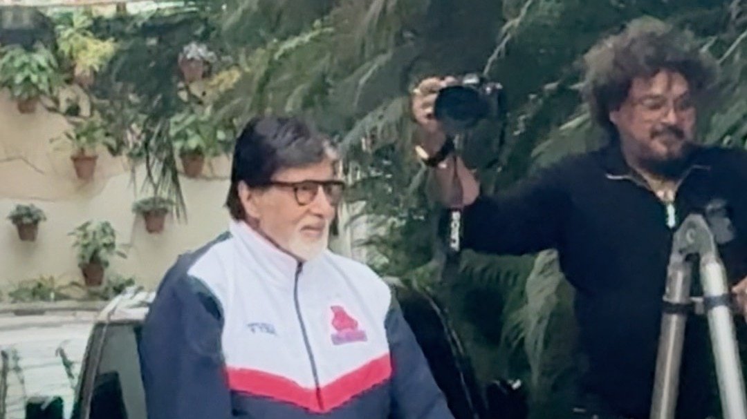 'जलसा' के बाहर जमा हुए फैंस, Big B यूं की मुलाकात