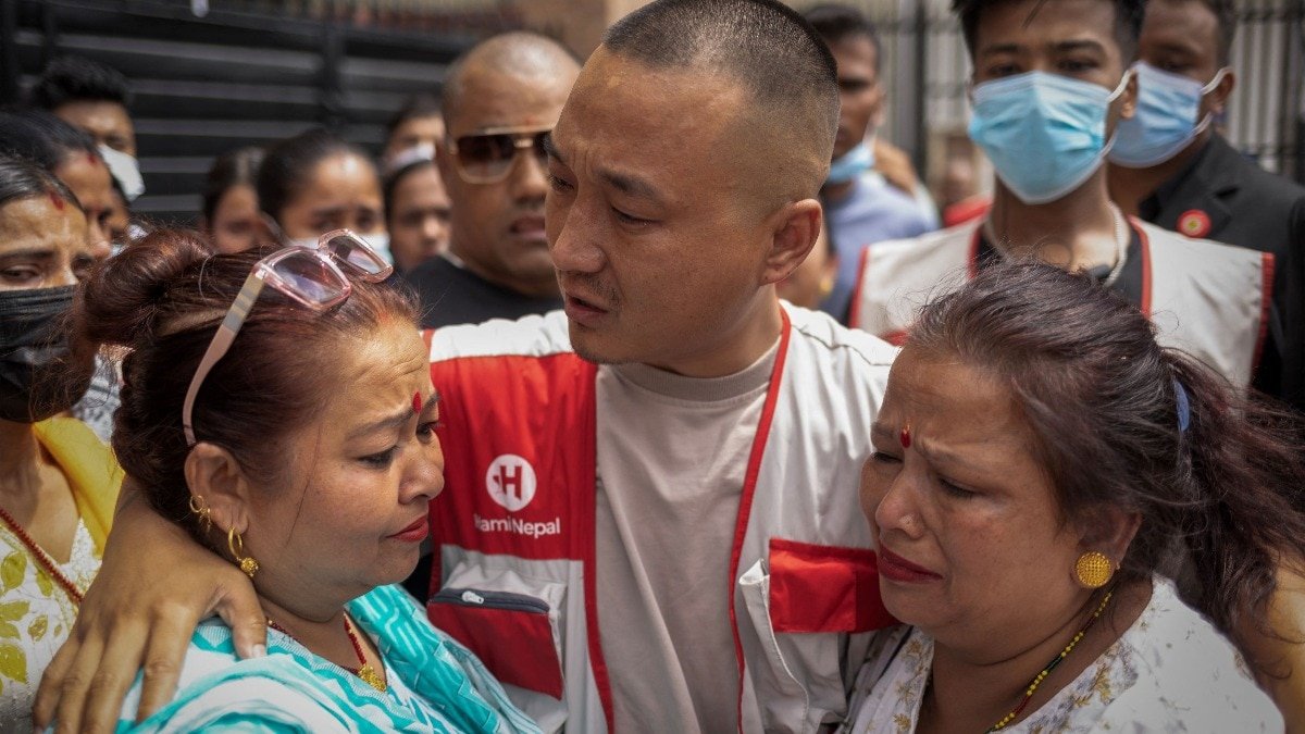 नेपाल आंदोलन में मारे गए लोगों के परिजनों से सुदन गुरुंग ने मुलाकात की.  (Photo: Reuters)