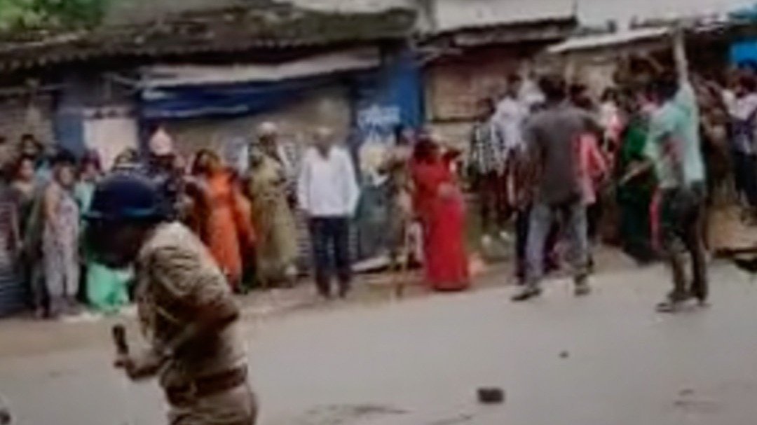 NEET छात्र की हत्या से भड़के ग्रामीण, पुलिस पर किया पथराव