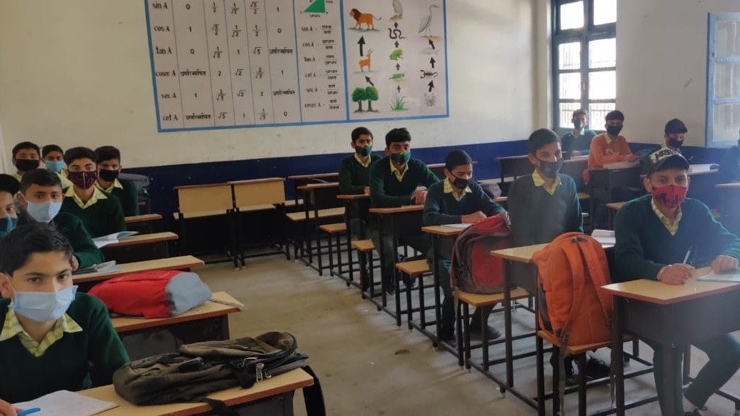 हिमाचल प्रदेश में शिक्षा विभाग ने स्कूल समय के दौरान छात्रों और शिक्षकों द्वारा मोबाइल फोन के इस्तेमाल पर प्रतिबंध लगा दिया है. ( Photo: hp.gov.in)