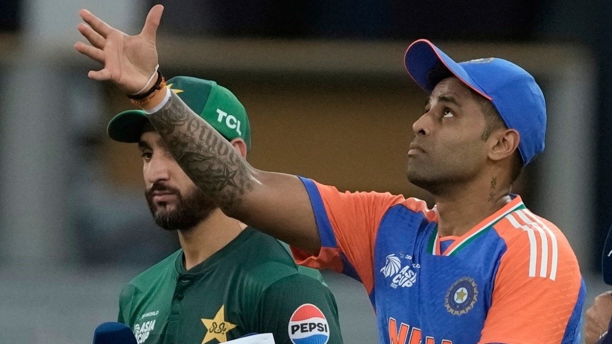 भारत-पाक‍िस्तान के बीच एश‍िया कप सुपर-4 का मैच खेला जा रहा है (Photo: AP)