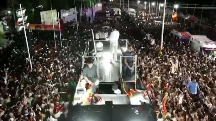 एक्टर विजय की करुर रैली में भारी संख्या में लोग जुटे थे. (Photo- Screengrab)