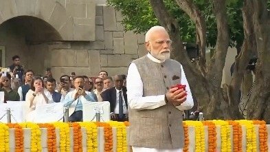 महात्मा गांधी को श्रद्धांजलि देने के लिए राजघाट पहुंचे प्रधानमंत्री मोदी (Photo: Screengrab)
