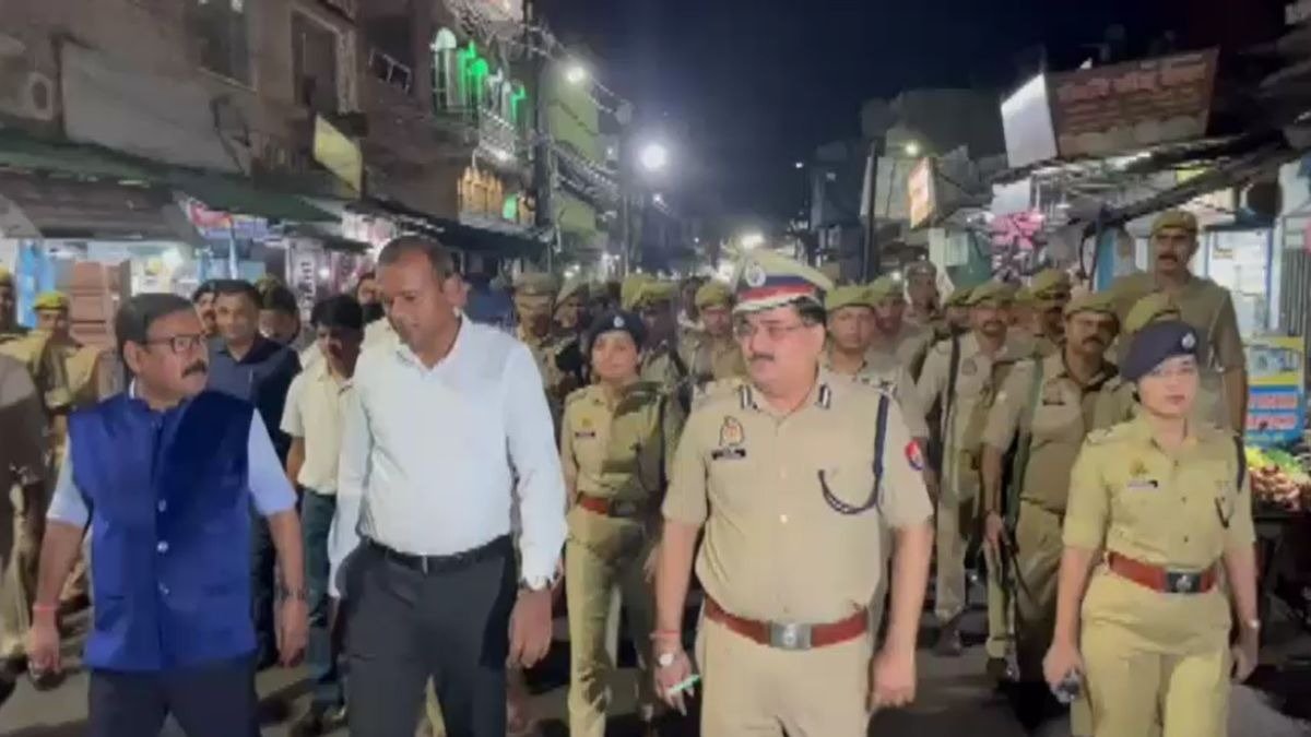 अधिकारियों ने शहर में किया फ्लैगमार्च. (Photo: ITG)
