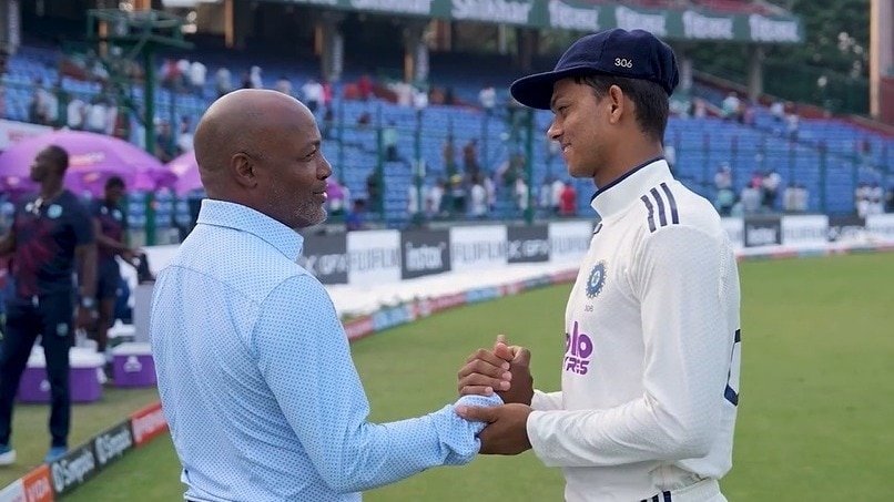 दिग्गज ब्रायन लारा के साथ यशस्वी जायसवाल (Photo: BCCI)