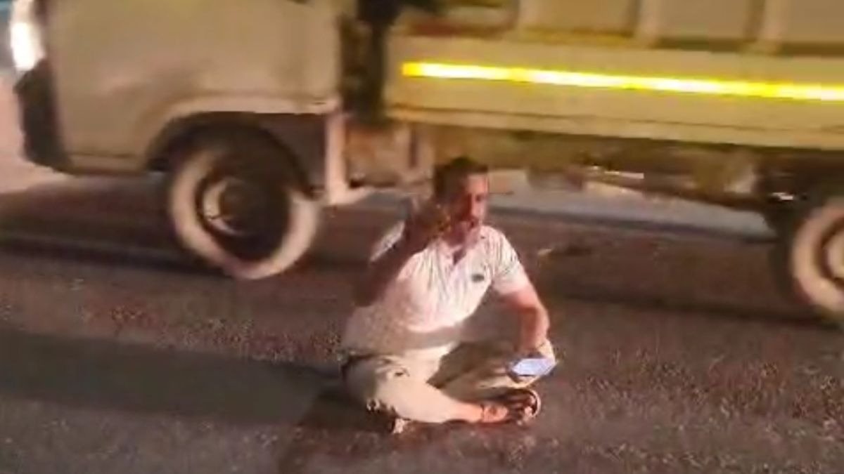 सड़क पर बैठकर सिपाही ने किया हंगामा. (Photo: Screengrab)