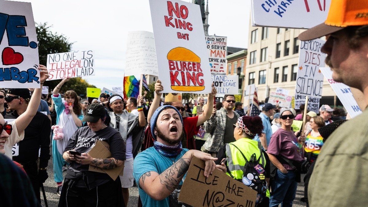 अमेरिका में 2600 से ज्यादा जगहों पर 'नो किंग्स' प्रोटेस्ट आयोजित किए गए हैं (Photo: AP))