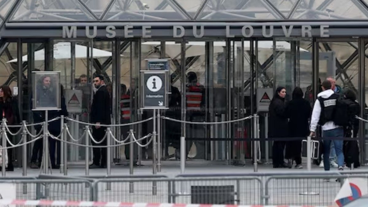 आरोपी एक अत्याधुनिक आरी यानी चेनसॉ लेकर म्यूजियम में दाखिल हुए थे (Photo: Reuters)