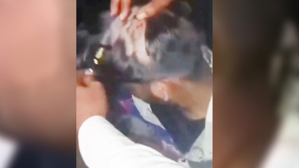 युवक को जमकर पीटा और कर दिया मुंडन.(Photo:Screengrab)