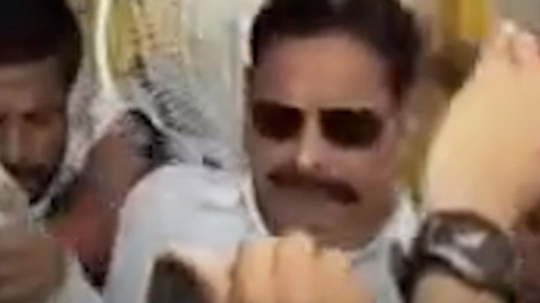 मोकामा: मंच से गिरे अनंत सिंह