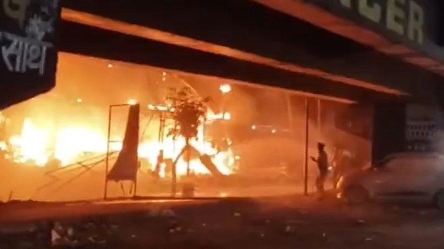 रेस्टोरेंट में आग लगने के कारणों का पता लगाया जा रहा है. (Photo- Screengrab)