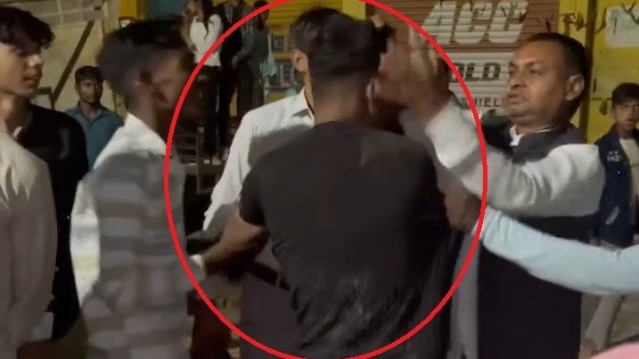 मेले में मनचले की पिटाई करते लोग. (Photo: Screengrab)