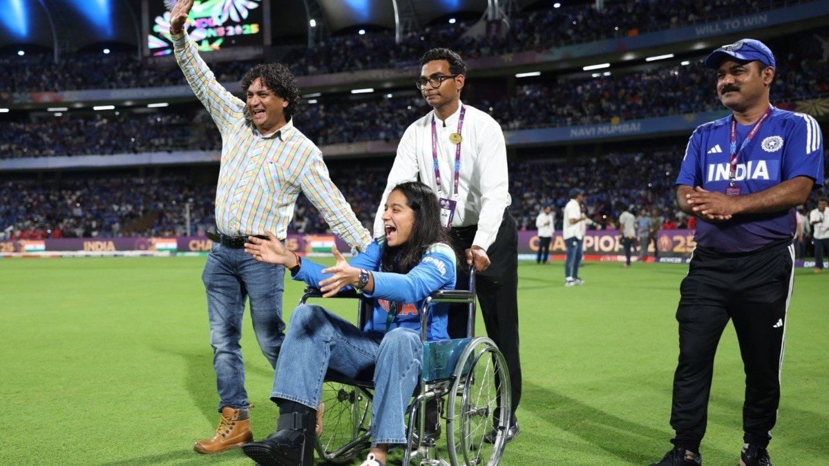 व्हील चेयर के सहारे जश्न में शामिल हुईं प्रतीका रावल (Photo: BCCI)