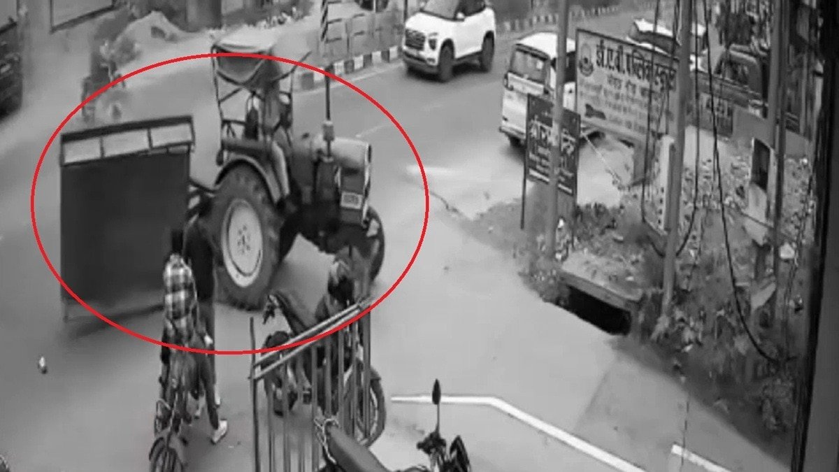 तेज रफ्तार बाइक ट्रैक्टर-ट्रॉली से टकराई. (Photo: Screengrab)