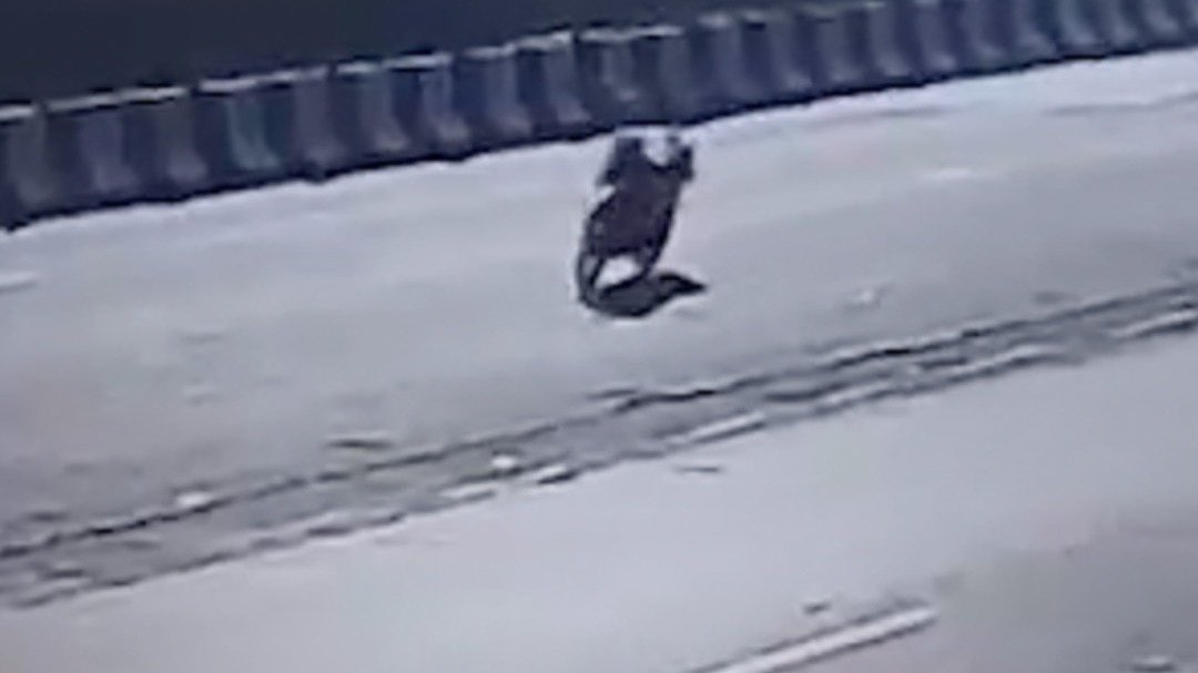 बिना चालक दौड़ती दिखी बाइक, Video