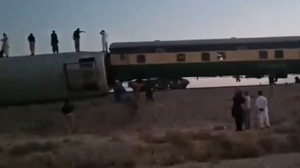 रेलवे अधिकारियों ने बताया कि विस्फोट से पटरी का एक हिस्सा क्षतिग्रस्त हो गया है (Photo: X)