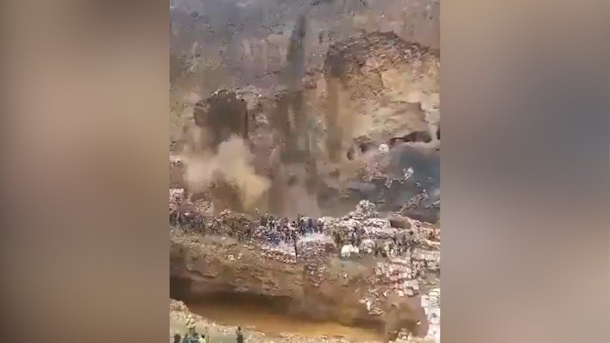 खदान साइट पर सैनिकों की गोलीबारी के बाद खनिकों ने भागने की कोशिश की. (Photo: Screengrab)