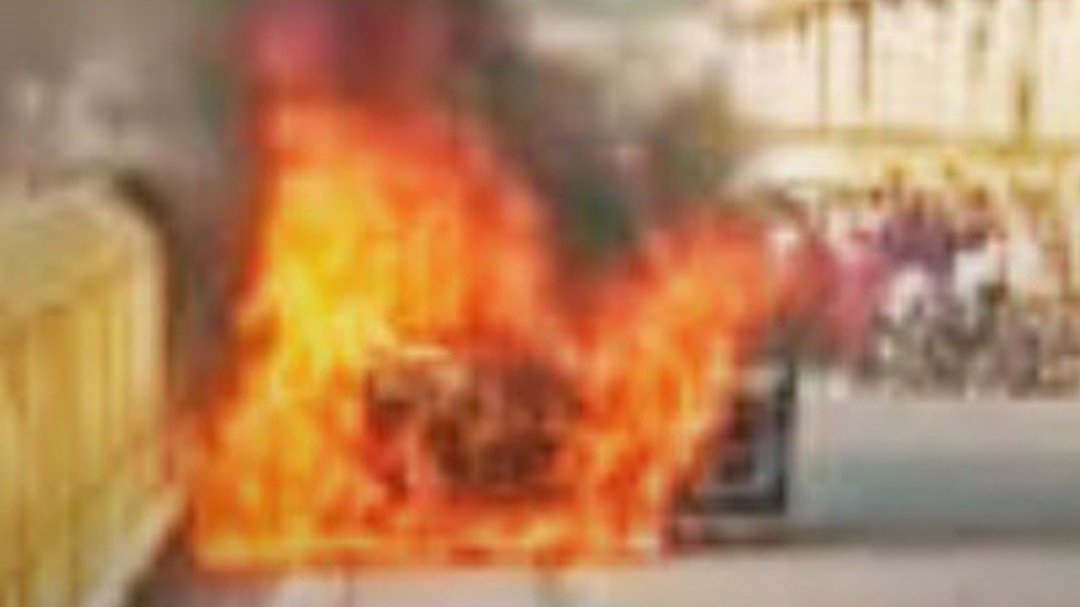 आग के गोला बनी चलती कार, Video