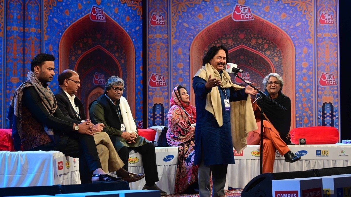 साहित्य आजतक 2025 के मुशायरे के कार्यक्रम में शायरों ने शिरकत की. Photo ITG