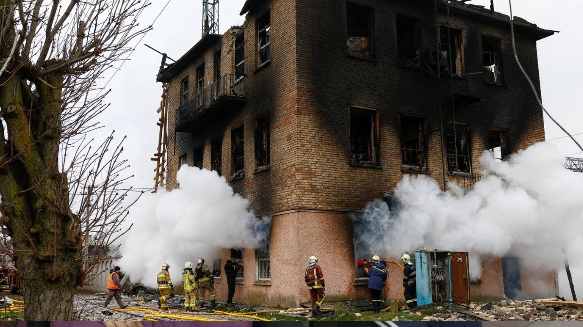 यूक्रेन वायुसेना ने दावा किया कि 30 मिसाइलें और 585 ड्रोन मार गिराए गए, लेकिन 29 स्थानों पर हमला हुआ (Photo- Reuters)