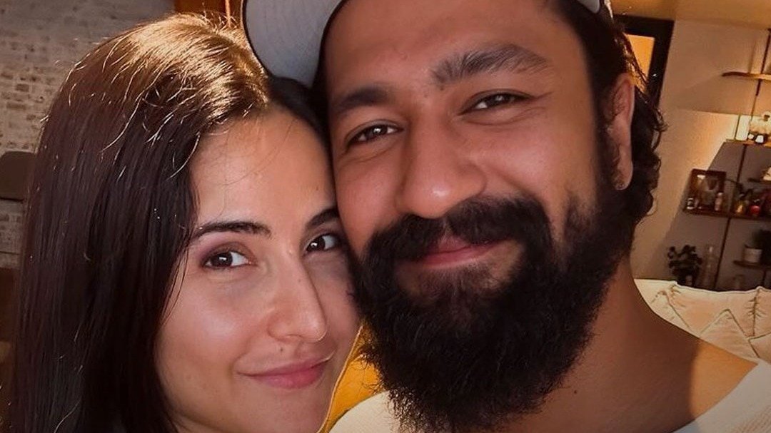 Vicky और Katrina ने खरीदी करोड़ों की कार!