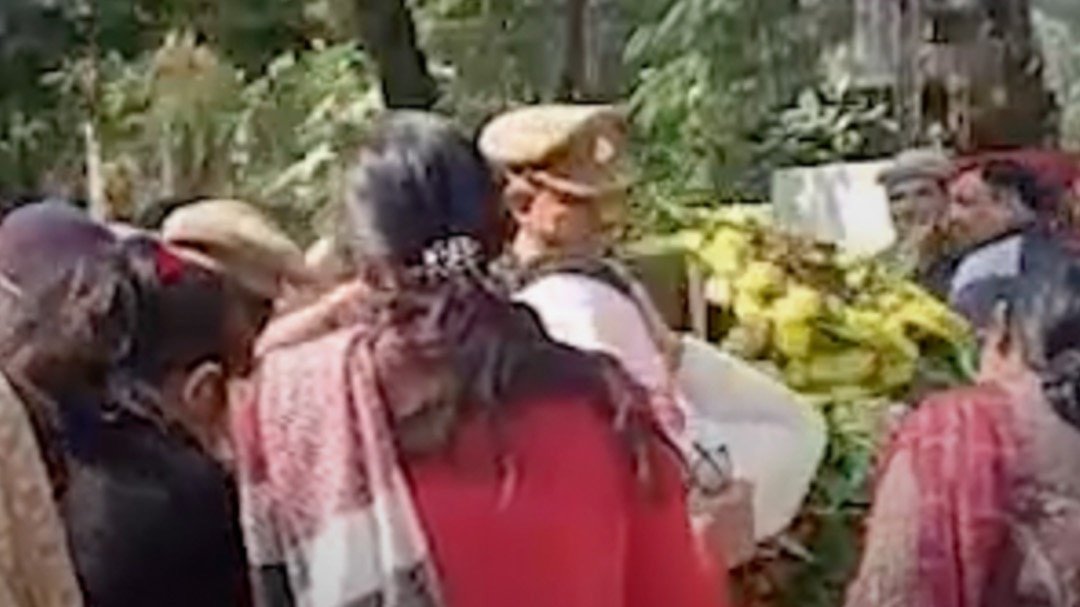 पुलिस इंस्पेक्टर की मिली खून से लथपथ बॉडी, हत्या या आत्महत्या?