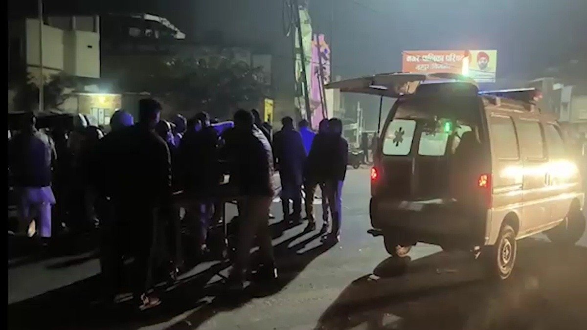 बिजनौर में तेज रफ्तार कार ने बुजुर्ग को कुचला. (Photo: Screengrab)