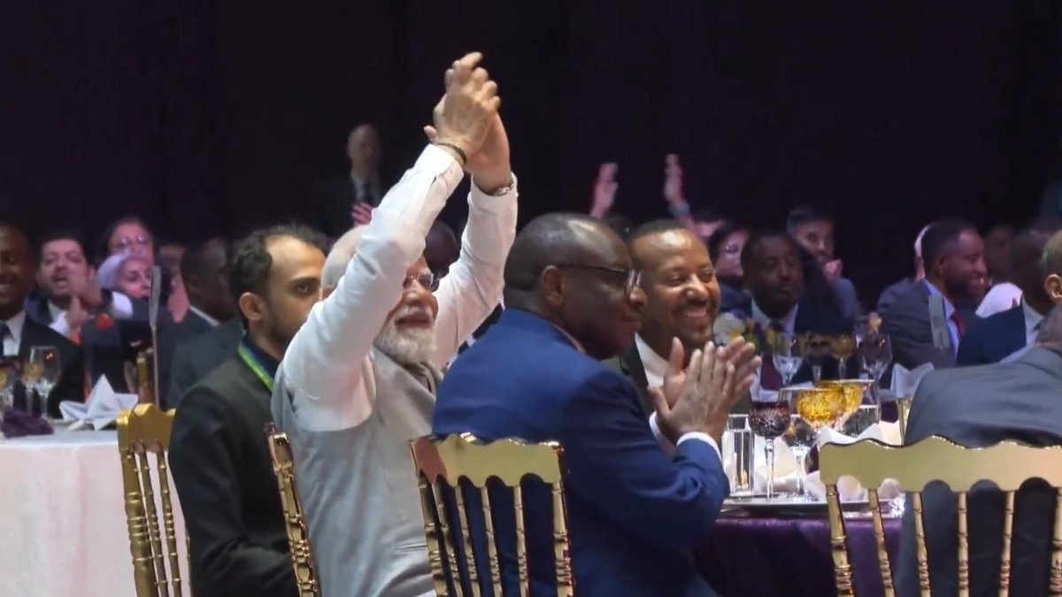 डिनर के वक्त हॉल में वंदे मातरम् का गायन. (Photo- Screengrab)