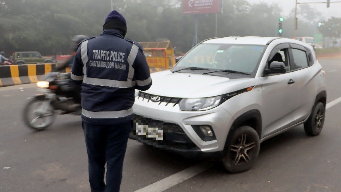 अभियान के पहले 24 घंटों के भीतर राजधानी में 3,700 से अधिक वाहनों का चालान किया गया (Photo- PTI)