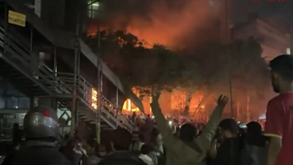 उस्मान हादी के मौत के बाद बांग्लादेश में हिंसक प्रदर्शन. (Photo: X/PTI)