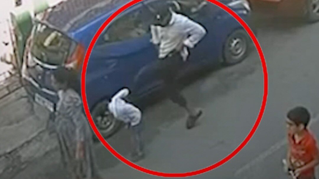 मासूम को शख्स ने मारी लात, Video