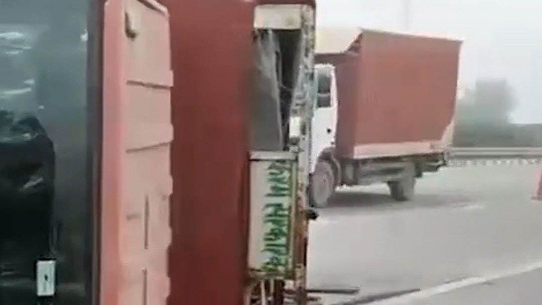 UP में हाईवे पर मछलियों की मची लूट