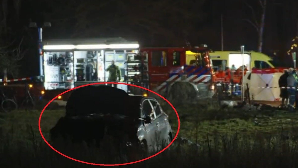 नीदरलैंड में क्रिसमस परेड देखने जुटी भीड़ के बीच एक कार घुस गई. इस हादसे में कई लोग घायल हो गए. (Photo: X/@NOS)