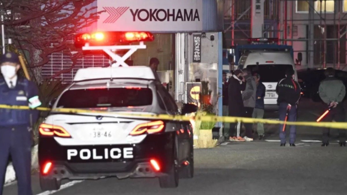 हमले में घायल लोगों के हॉस्पिटल ले जाया गया है. (Photo: AP)