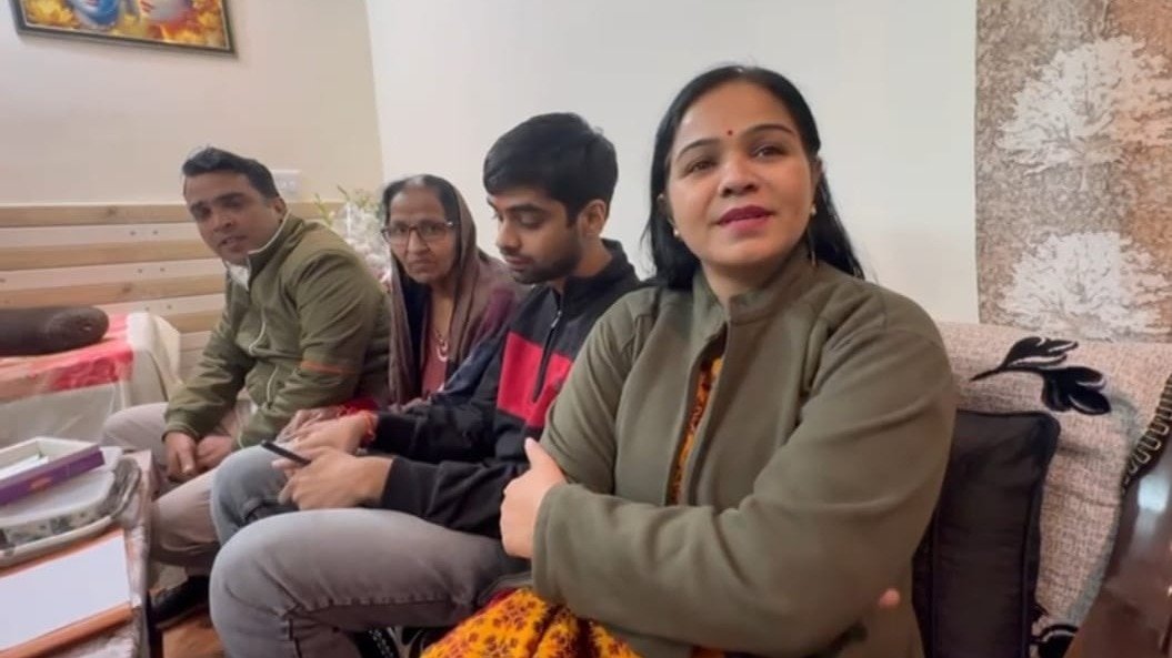 सेरेब्रल पाल्सी से जूझते हुए मानवेंद्र सिंह ने पहले ही प्रयास में UPSC परीक्षा पास कर 112वीं रैंक हासिल की. (Photo: ITG)