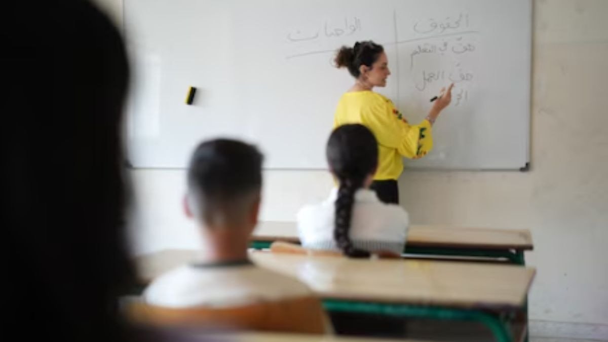 देश की राजधानी दिल्ली  के सरकारी और निजी स्कूलों में पढ़ाने वाली  टीचरों को ऑनलाइन प्रोफेशनल ट्रेनिंग का मौका दिया जा रहा है. (Photo : AP)