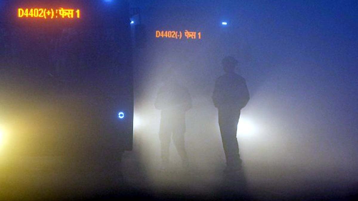 दिल्ली के मयूर विहार में रात में कुछ ऐसा नजारा था. (Photo: PTI)